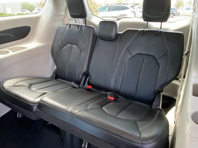 Used 2023 Chrysler Pacifica Touring-L image 12