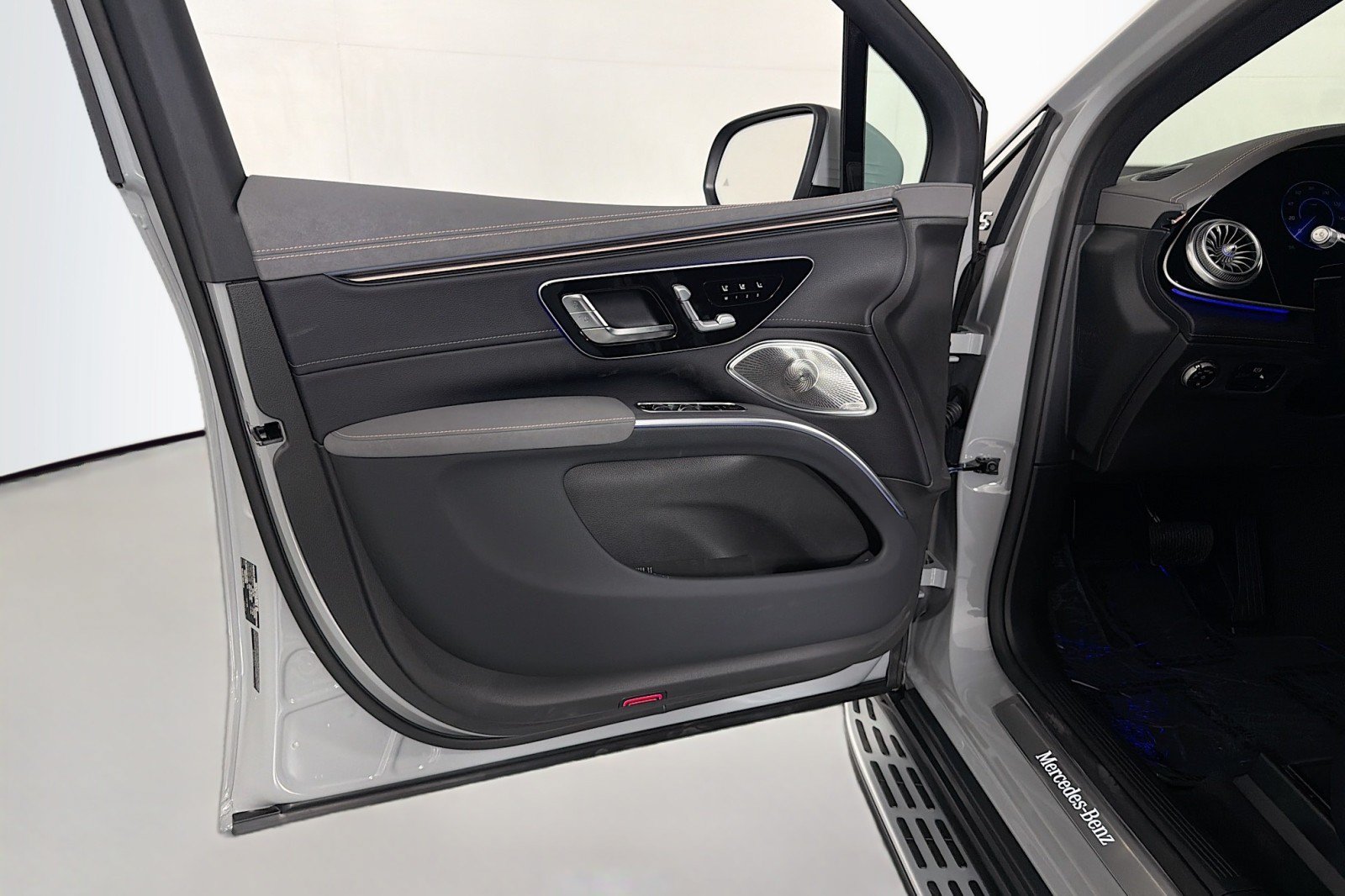 New 2026 Mercedes-Benz EQS 400 4MATIC SUV image 19