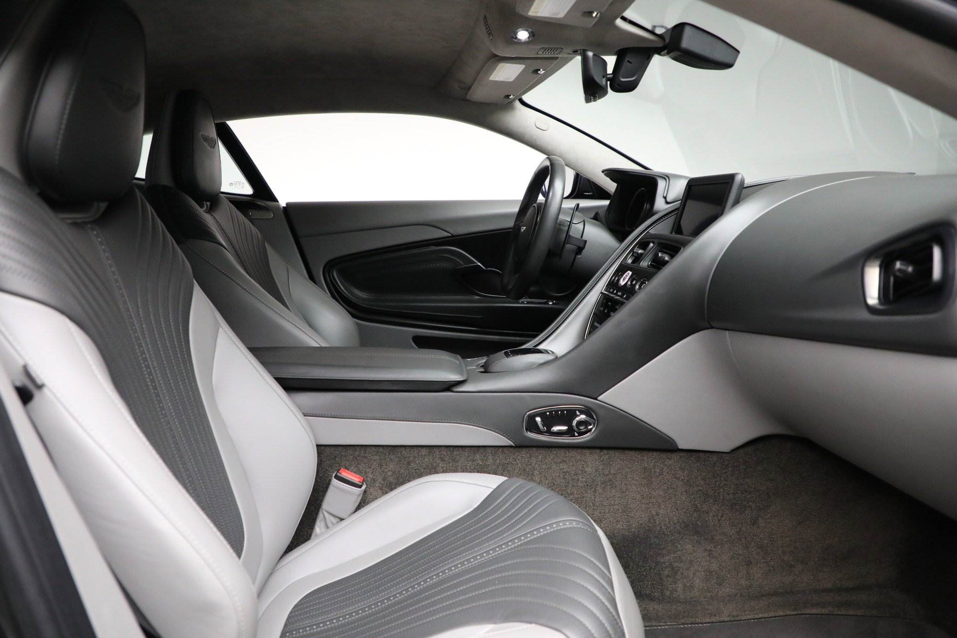 Used 2019 Aston Martin DB11 V8 image 22