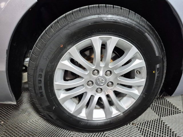 Used 2017 Toyota Sienna XLE image 10