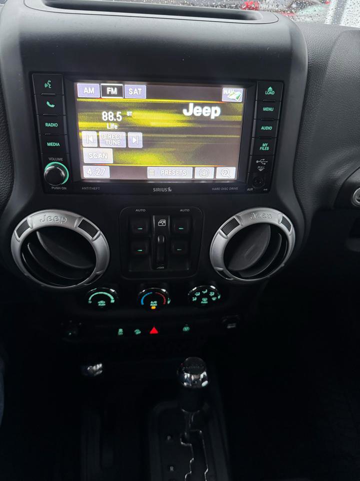 Used 2014 Jeep Wrangler Unlimited Rubicon w/ Connectivity Group AWD/4WD image 13