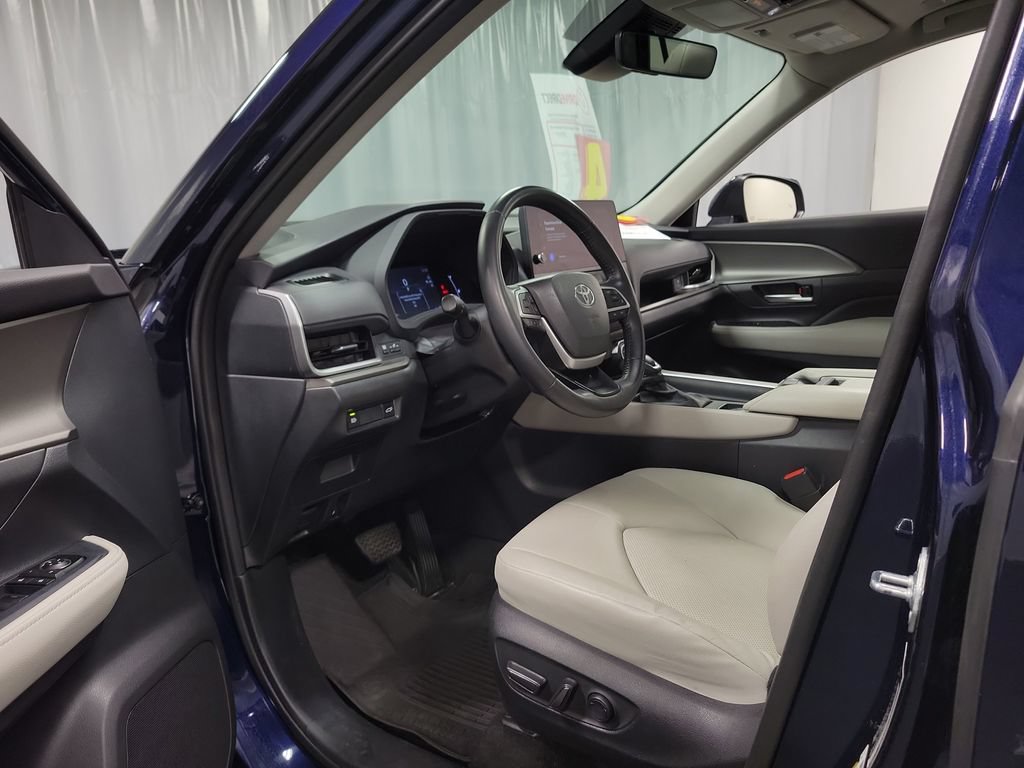 Used 2024 Toyota Grand Highlander AWD image 12