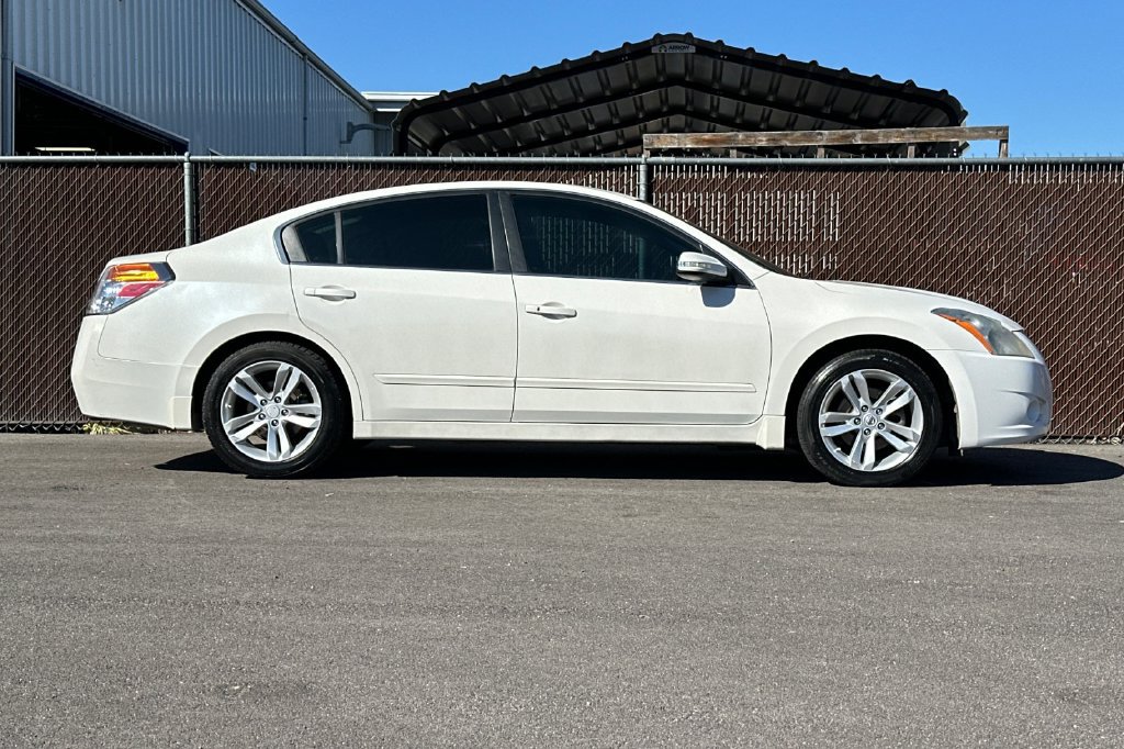 Used 2011 Nissan Altima 3.5 SR FWD image 11
