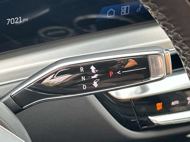 Used 2026 Cadillac Lyriq Luxury AWD/4WD image 11