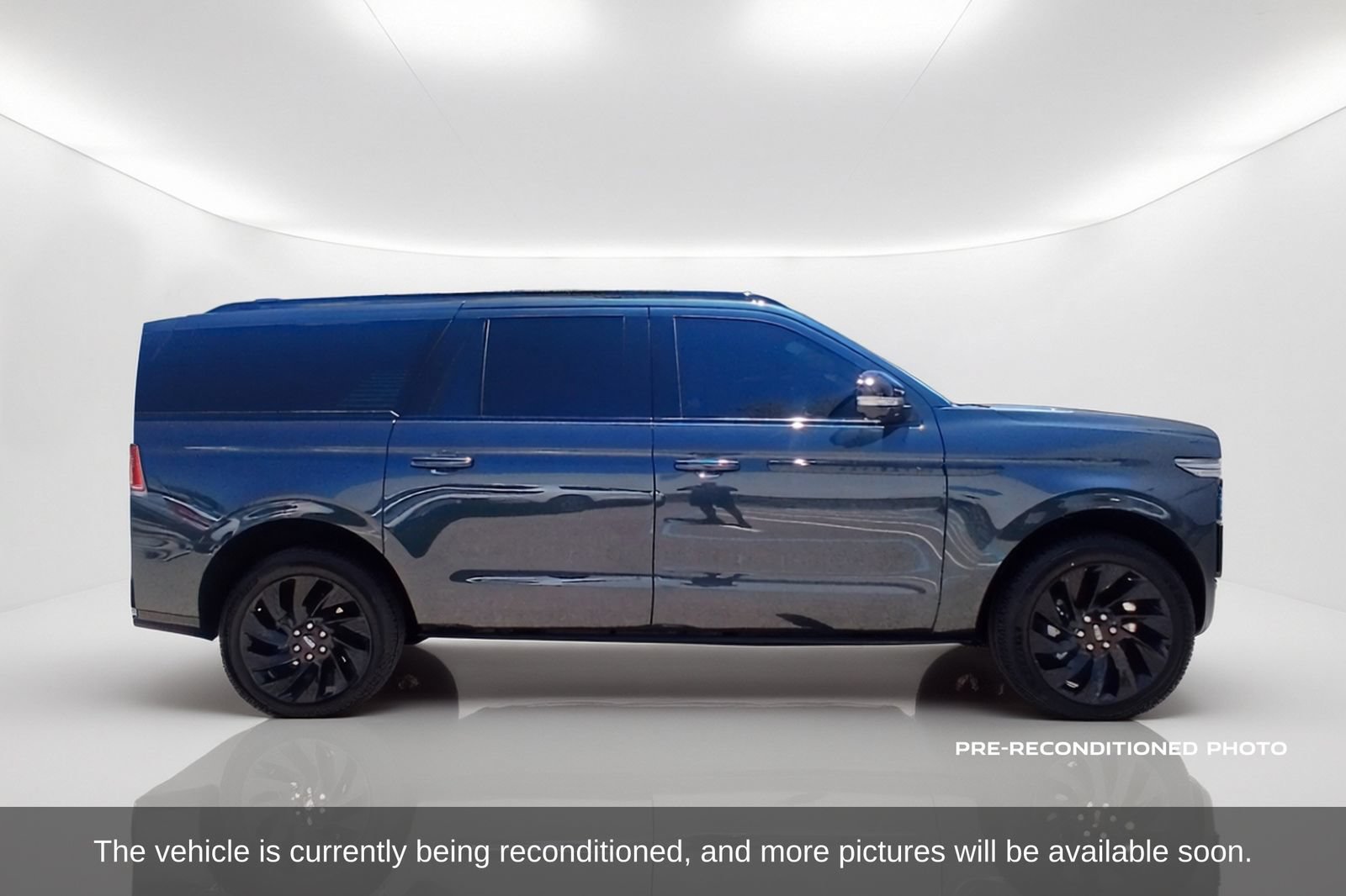 Used 2025 Lincoln Navigator L Reserve w/ Jet Appearance Package AWD/4WD image 4