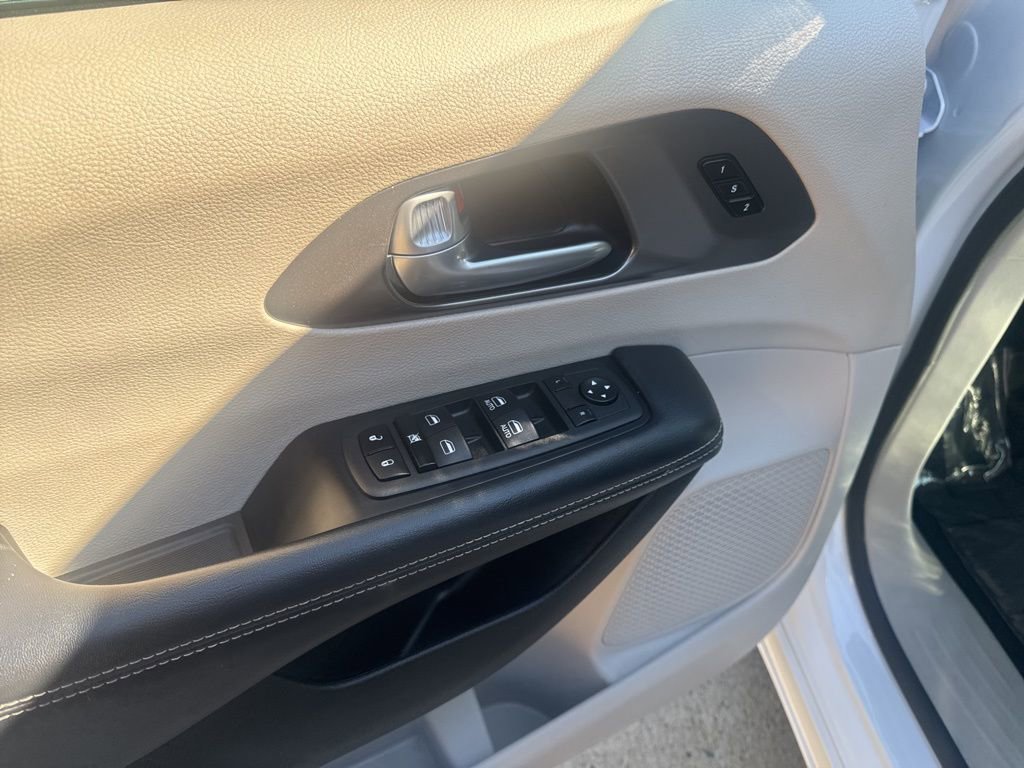 Used 2024 Chrysler Pacifica Touring-L image 16