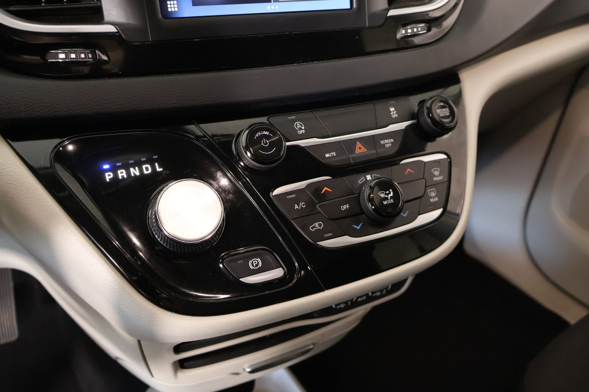 Used 2022 Chrysler Voyager LX image 7