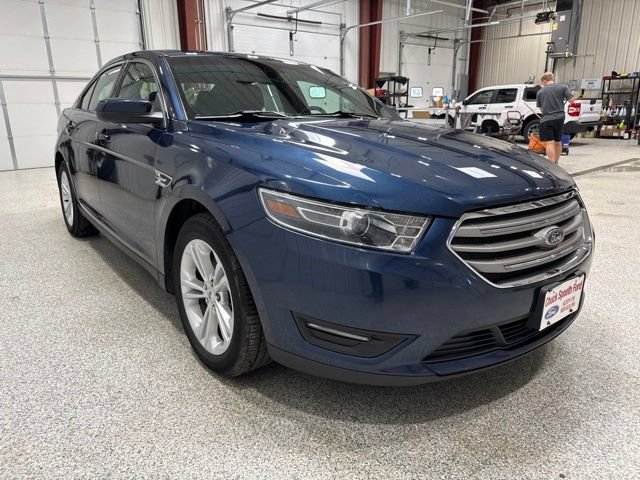 Used 2016 Ford Taurus SEL FWD image 4