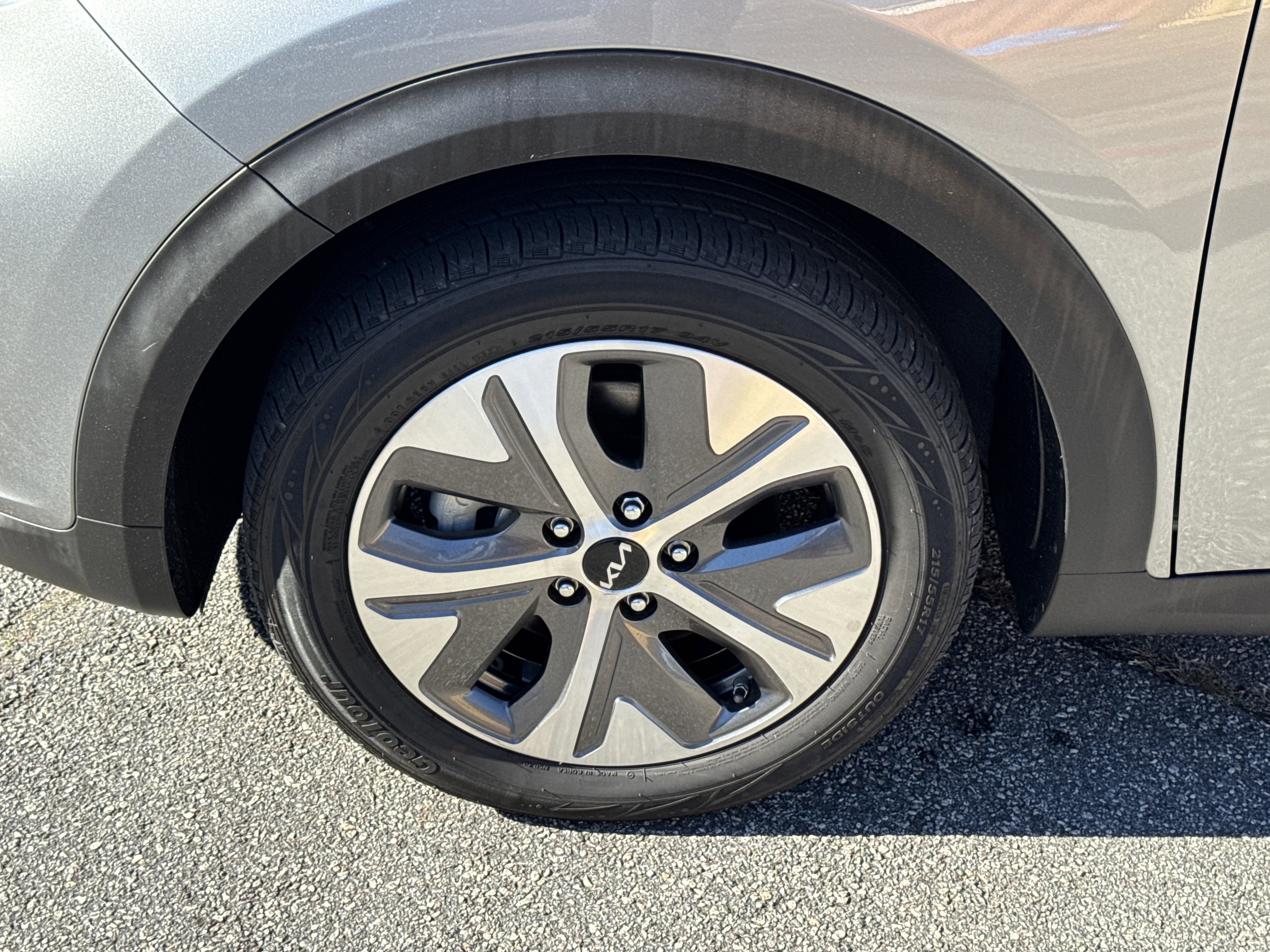 Used 2022 Kia Niro EX image 11