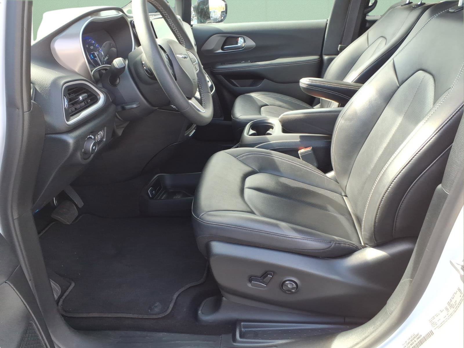 Used 2025 Chrysler Pacifica Select image 17