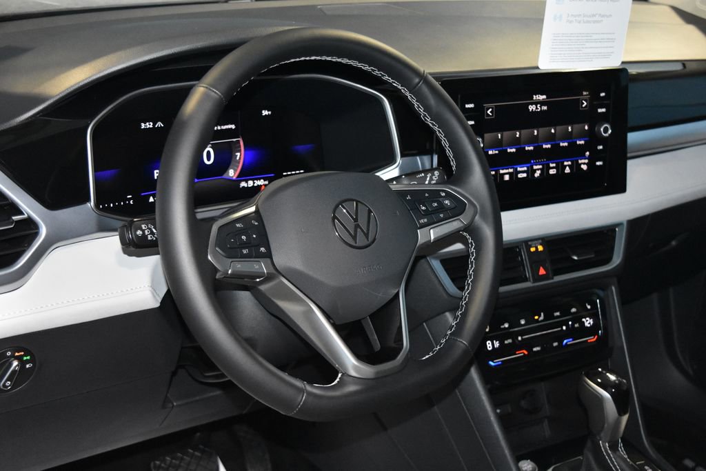 Certified 2025 Volkswagen Taos SE w/ Panoramic Sunroof Package image 2