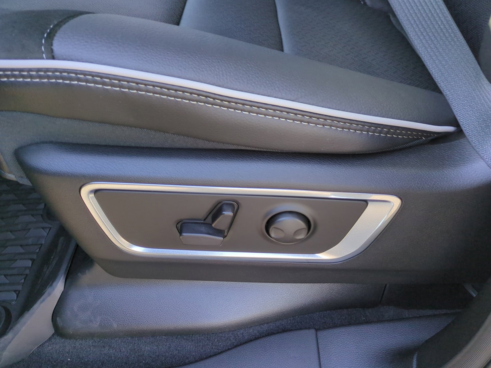 New 2026 RAM 1500 Laramie w/ Night Edition AWD/4WD image 14