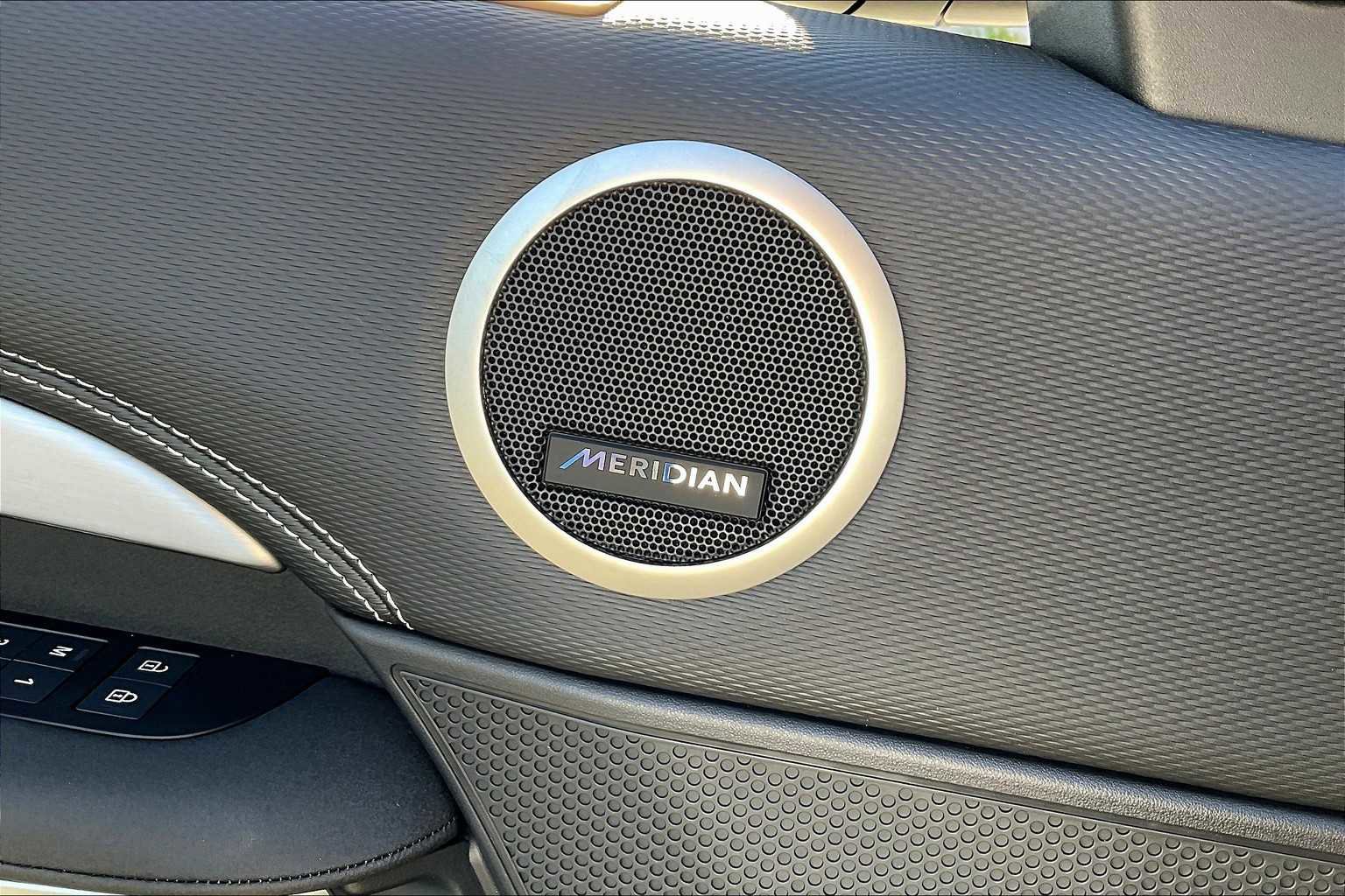 New 2025 Land Rover Discovery Dynamic SE image 23