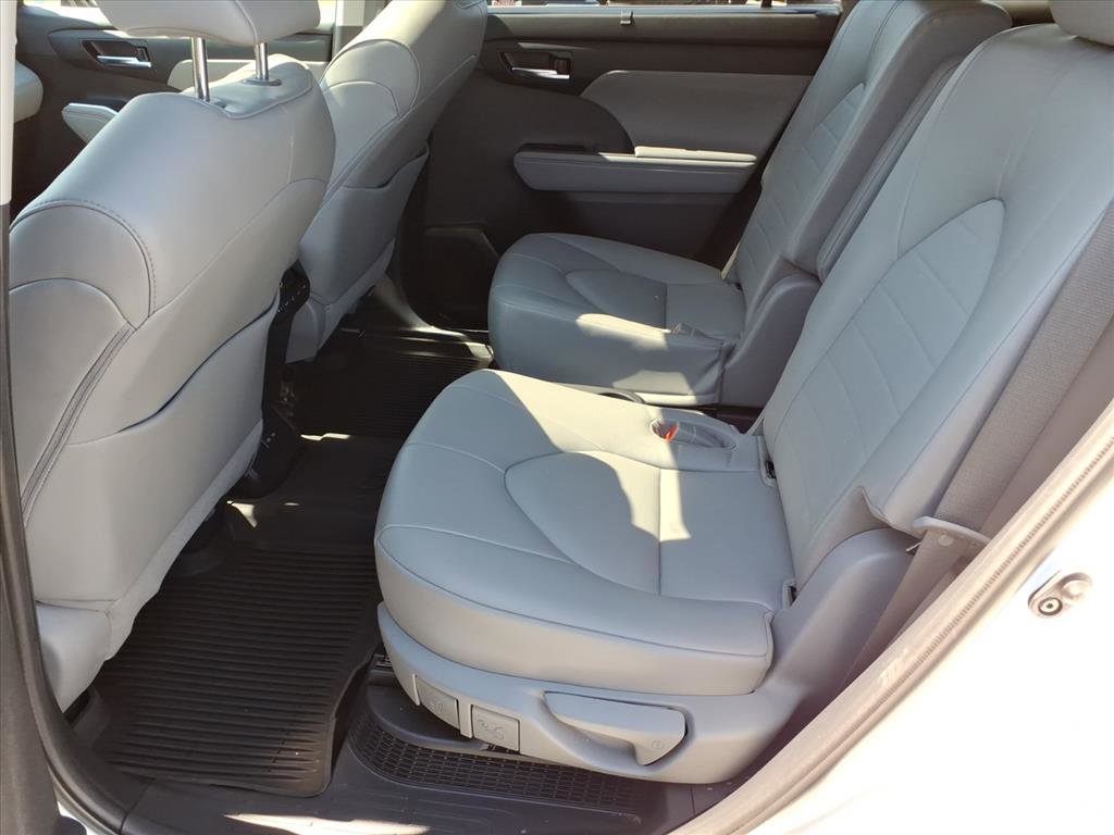 Used 2022 Toyota Highlander XLE AWD/4WD image 16