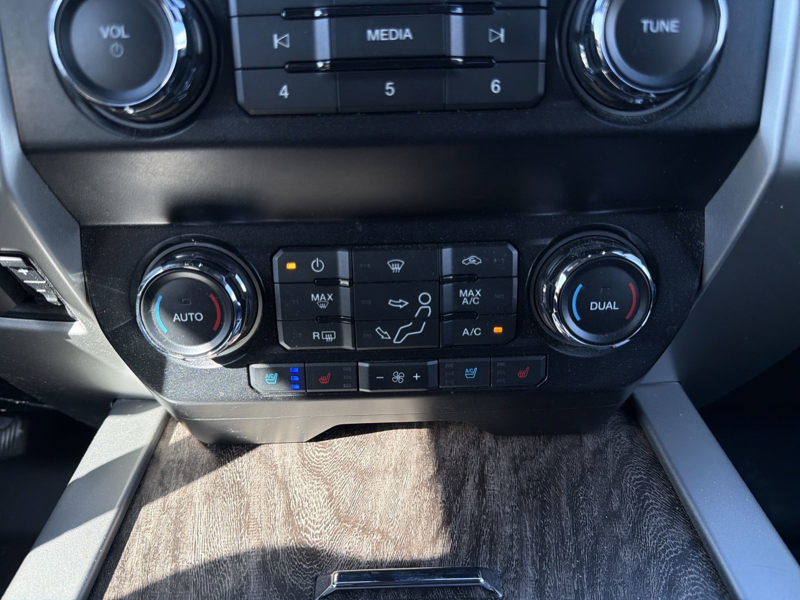 Used 2019 Ford F250 Lariat w/ Lariat Ultimate Package AWD/4WD image 21