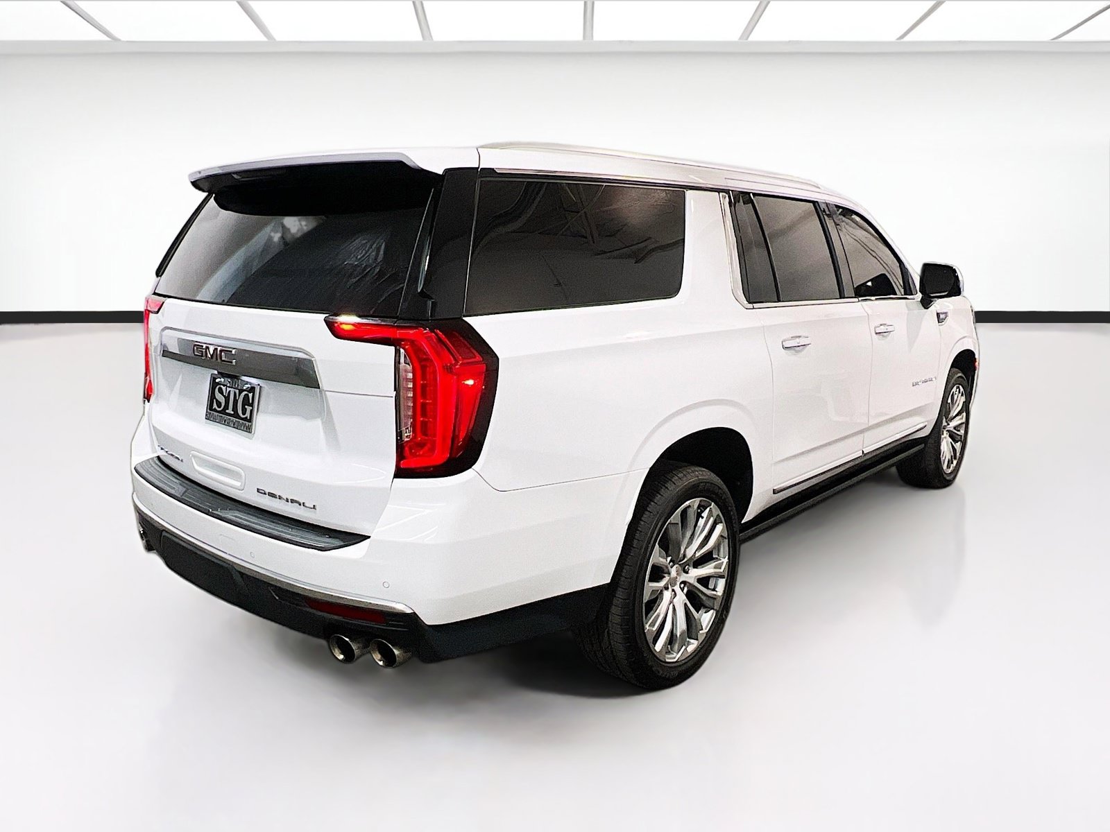 Used 2022 GMC Yukon XL Denali w/ Denali Premium Package AWD/4WD image 4