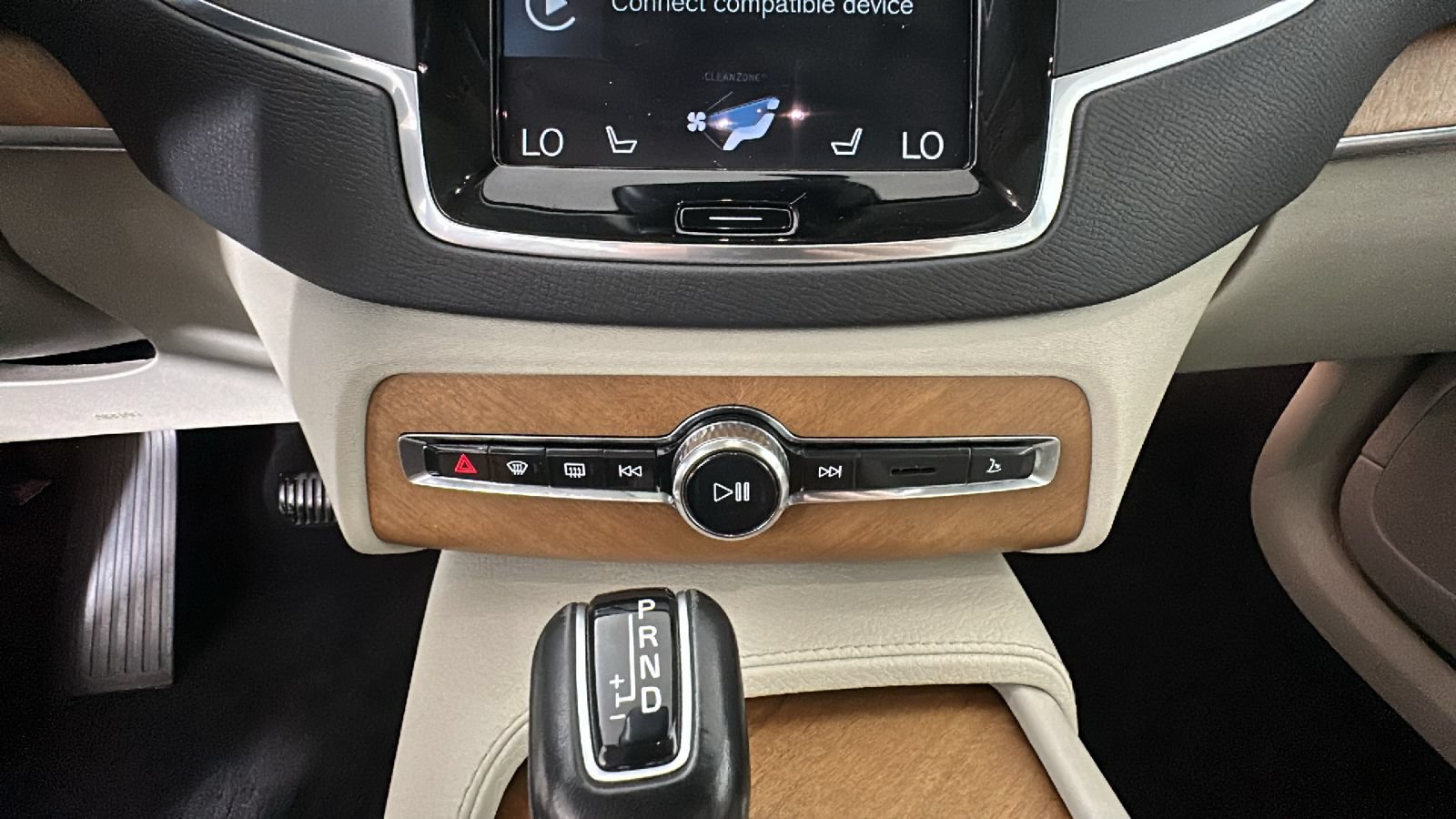 Used 2021 Volvo XC90 T6 Momentum AWD/4WD image 25