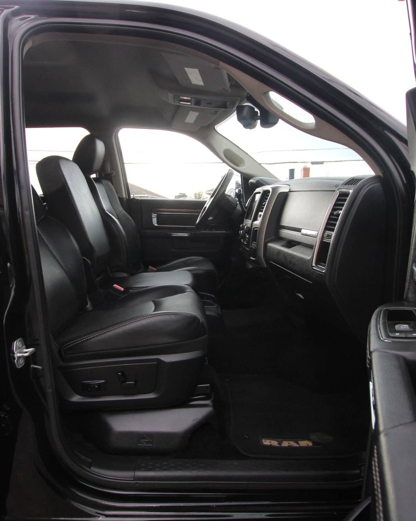 Used 2015 RAM 2500 Laramie AWD/4WD image 10