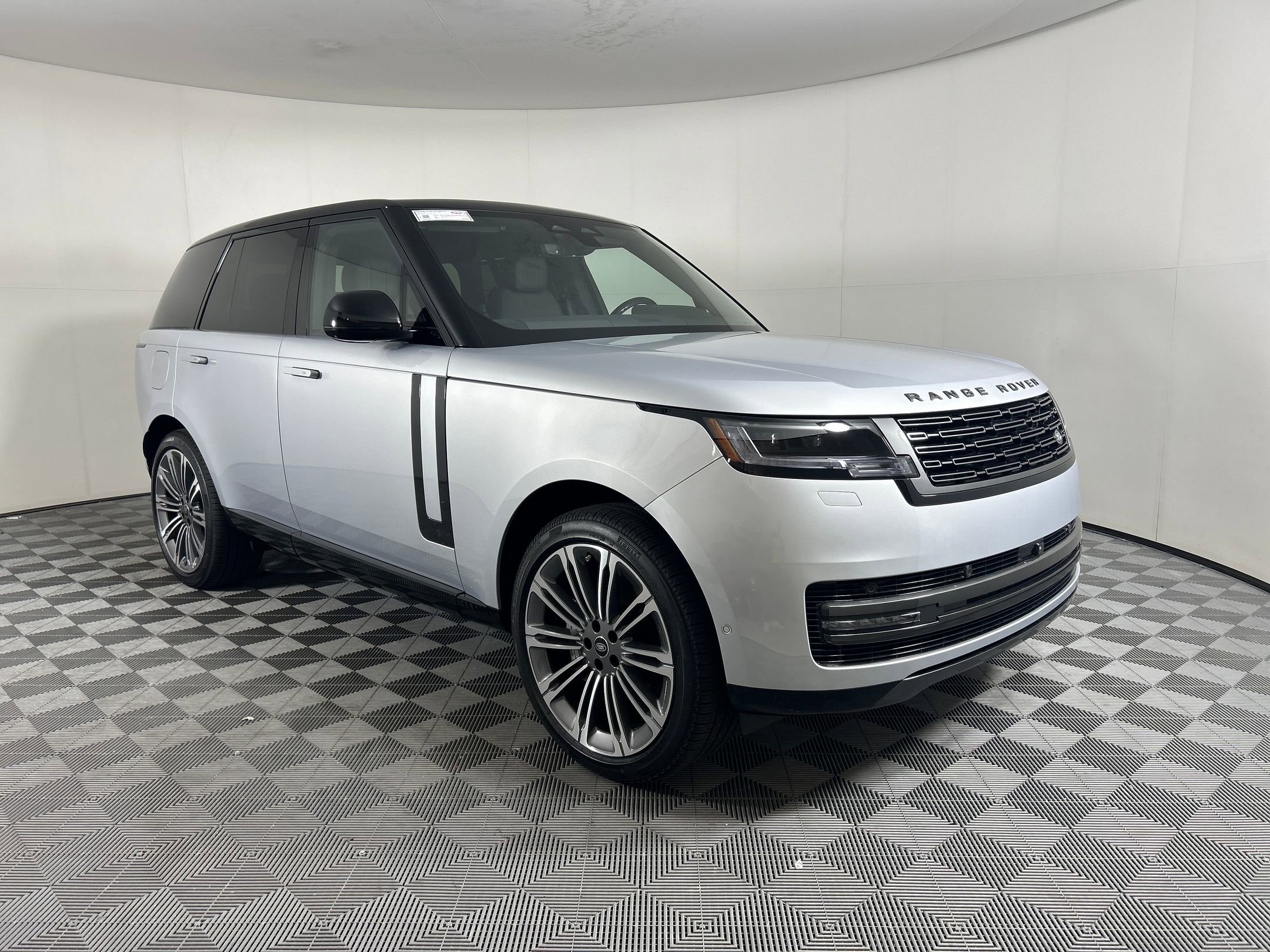 New 2025 Land Rover Range Rover SE image 5