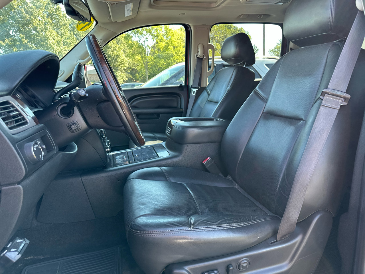 Used 2014 GMC Yukon XL Denali image 16