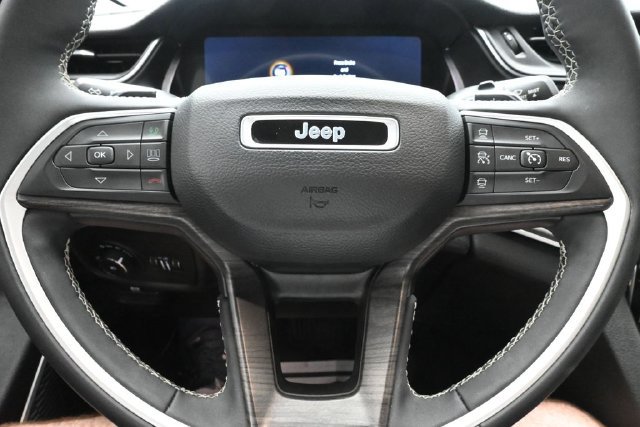 Used 2023 Jeep Grand Cherokee L Limited w/ Luxury Tech Group II AWD/4WD image 39