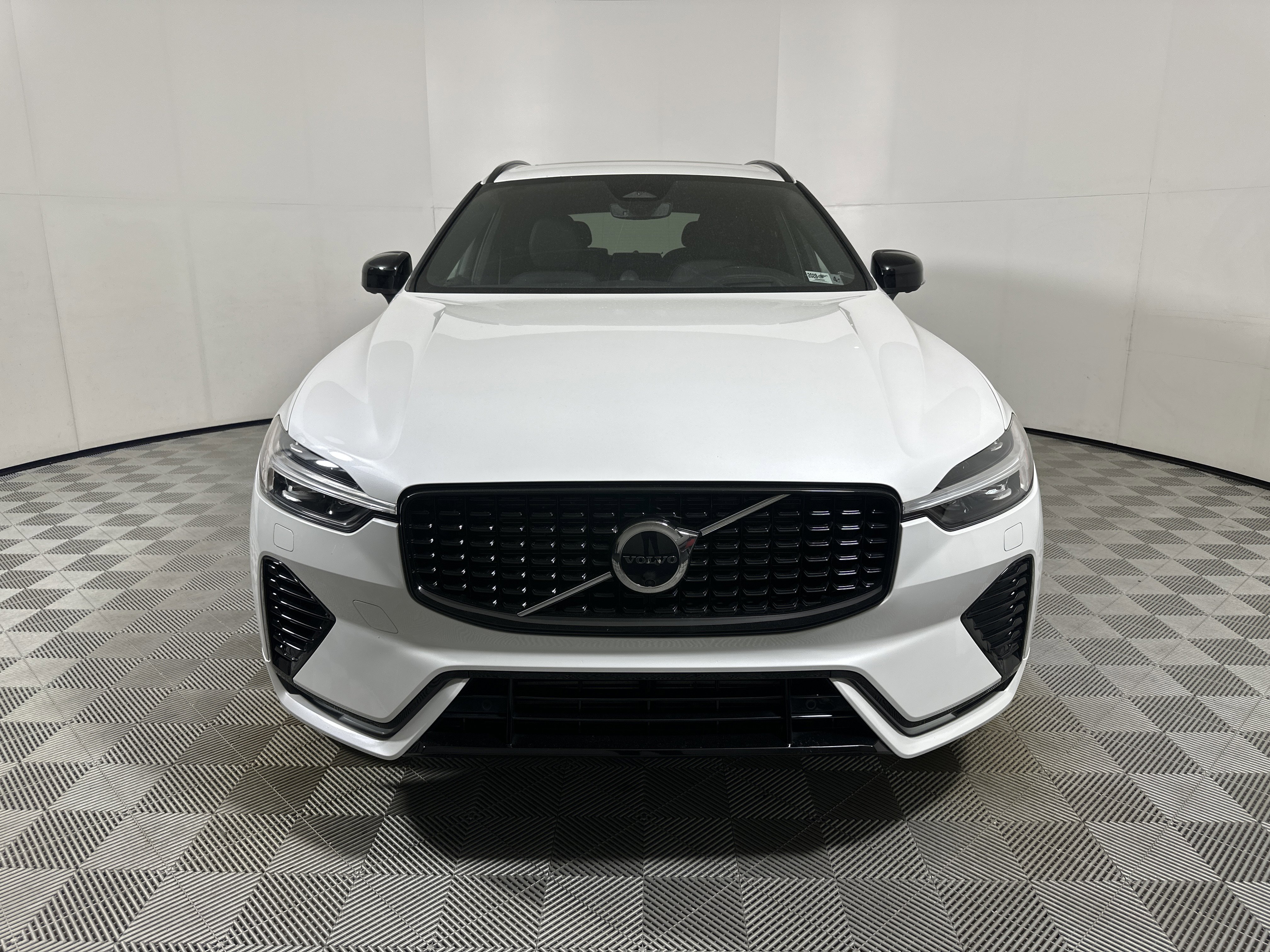 Used 2022 Volvo XC60 T8 R-Design w/ Advanced Package AWD/4WD image 2