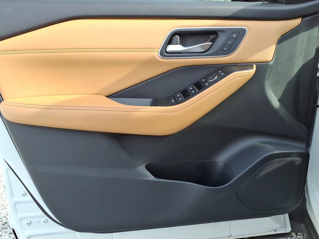 Used 2021 Nissan Rogue Platinum image 12