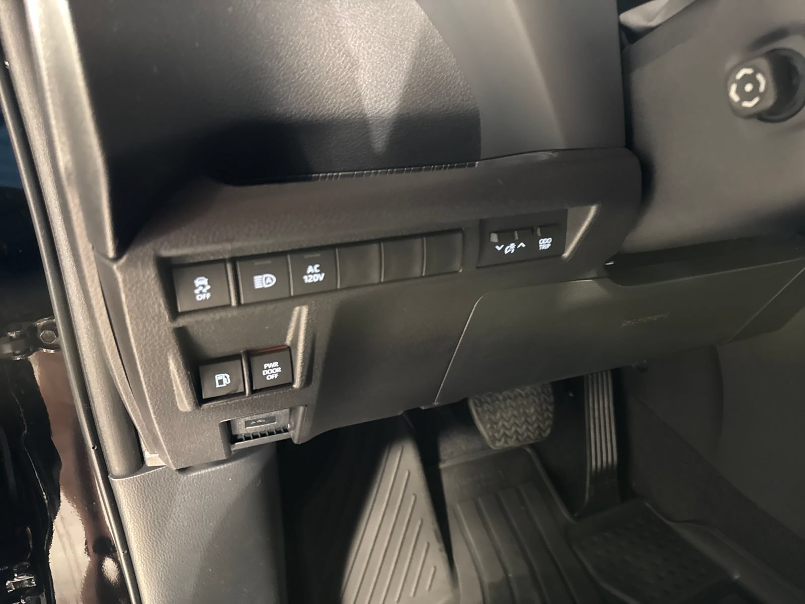 Used 2025 Toyota Sienna XSE w/ XSE Premium Package AWD/4WD image 17