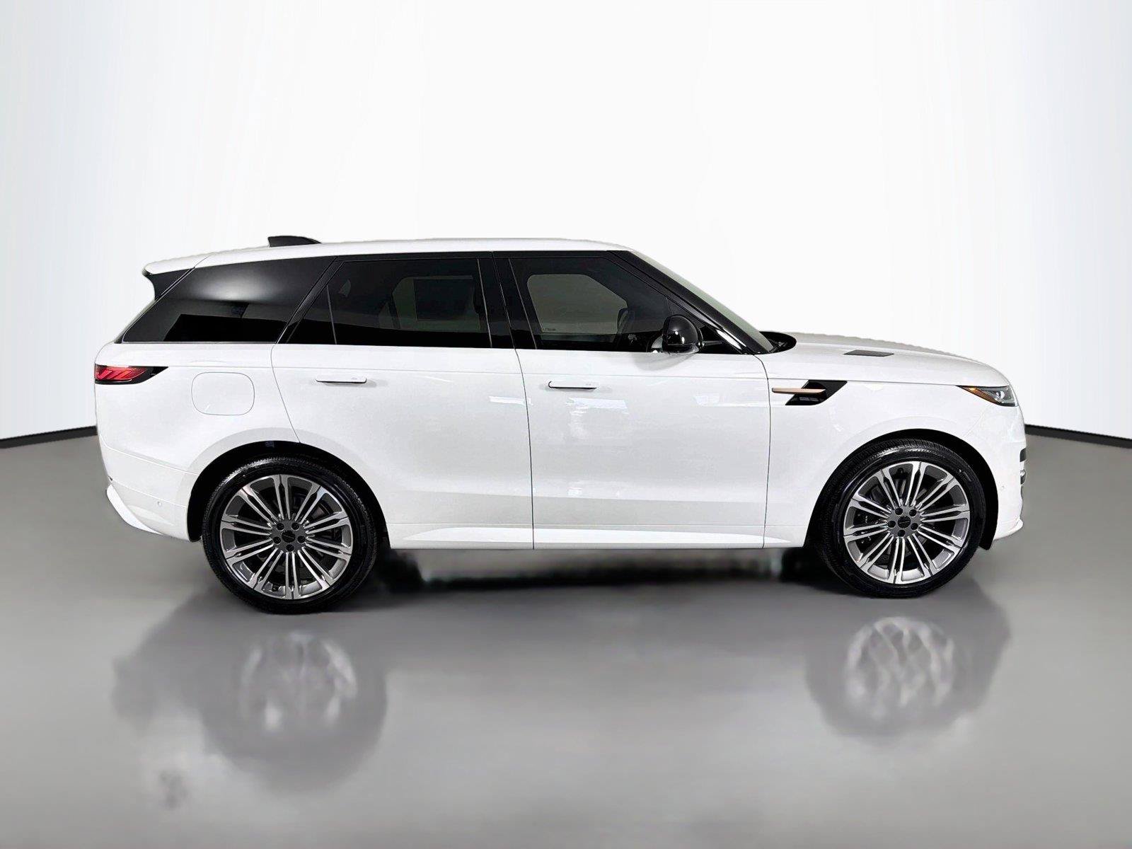 New 2027 Land Rover Range Rover Sport Dynamic SE AWD/4WD image 4