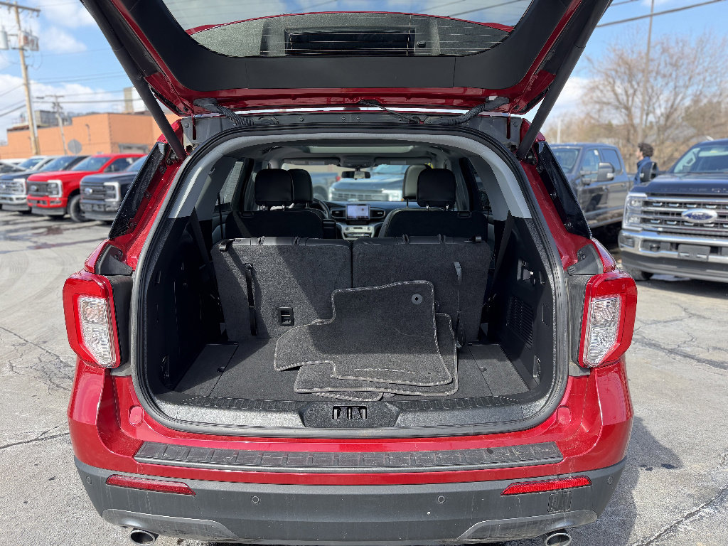 Used 2022 Ford Explorer XLT w/ Equipment Group 202A image 6