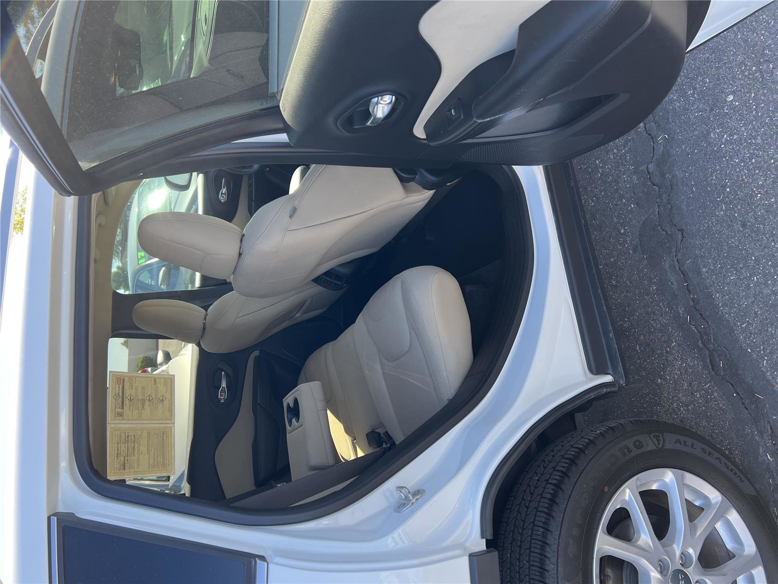 Used 2017 Jeep Cherokee Latitude w/ Comfort/Convenience Group image 16