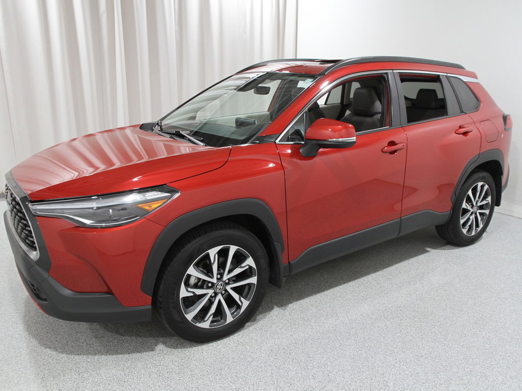 Used 2022 Toyota Corolla Cross XLE image 3