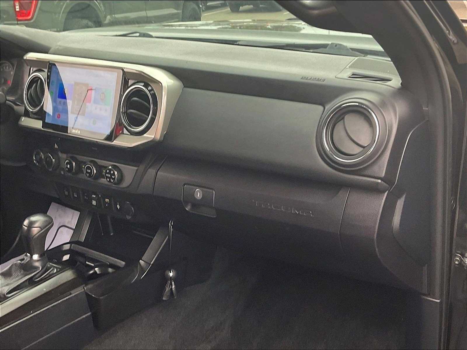 Used 2018 Toyota Tacoma TRD Off-Road w/ Technology Package AWD/4WD image 18