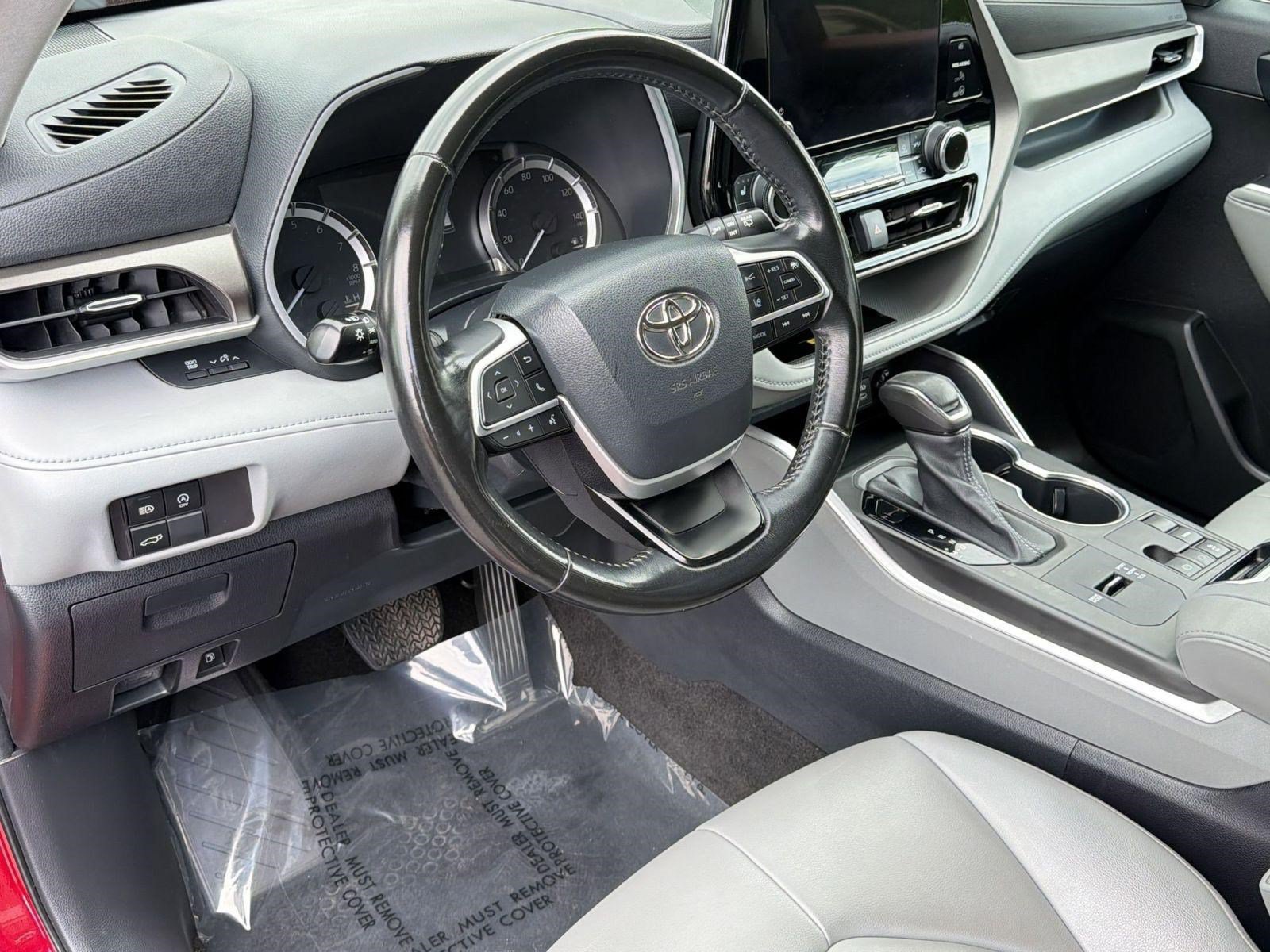 Used 2023 Toyota Highlander XLE FWD image 4