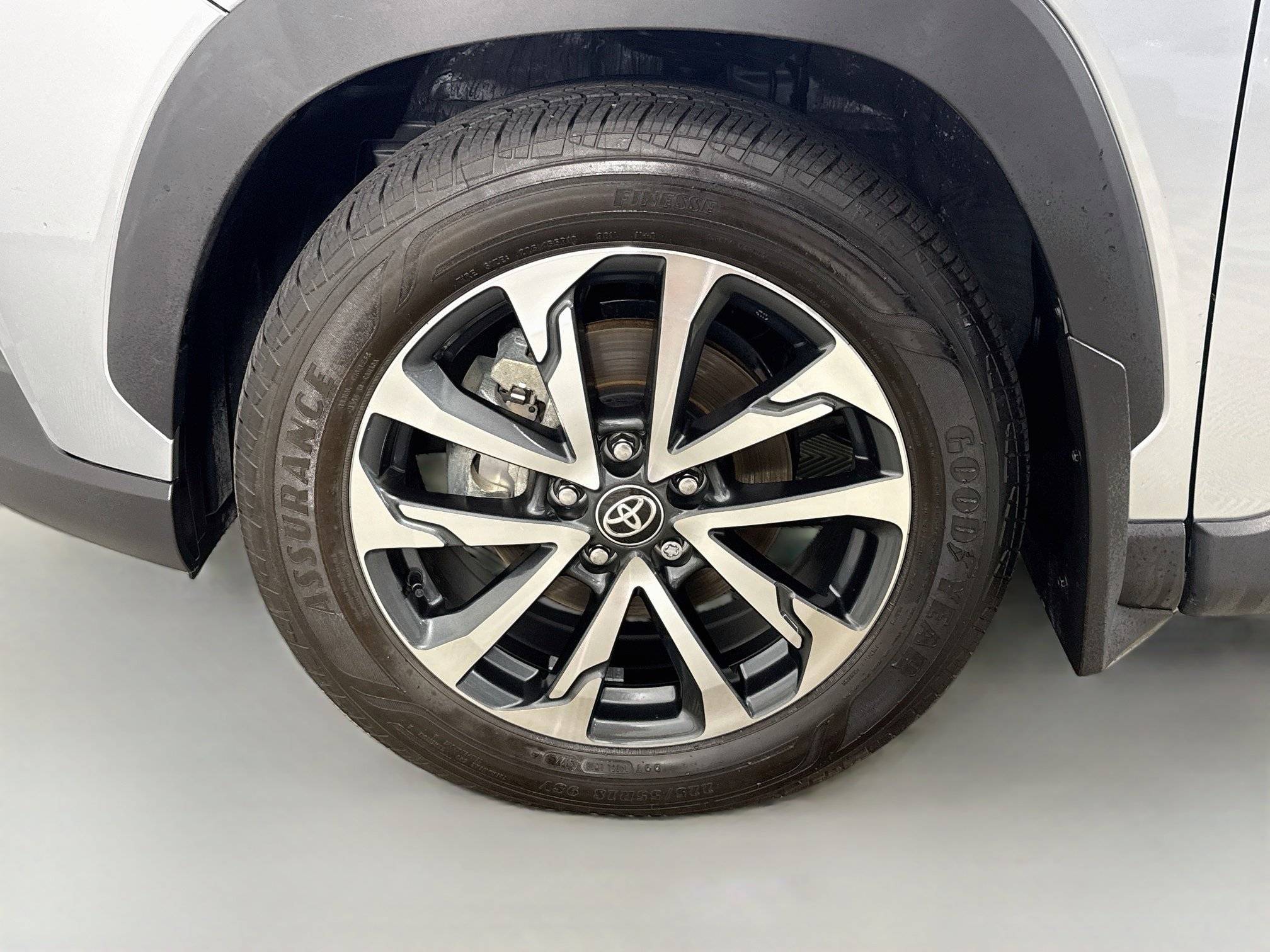 Used 2024 Toyota Corolla Cross XLE w/ Convenience Package AWD/4WD image 38