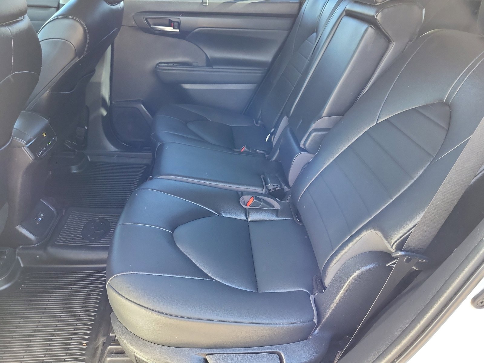 Used 2022 Toyota Highlander XLE image 25