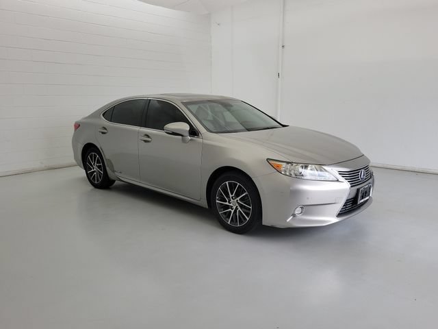 Used 2015 Lexus ES 300h w/ Navigation System Package FWD image 4