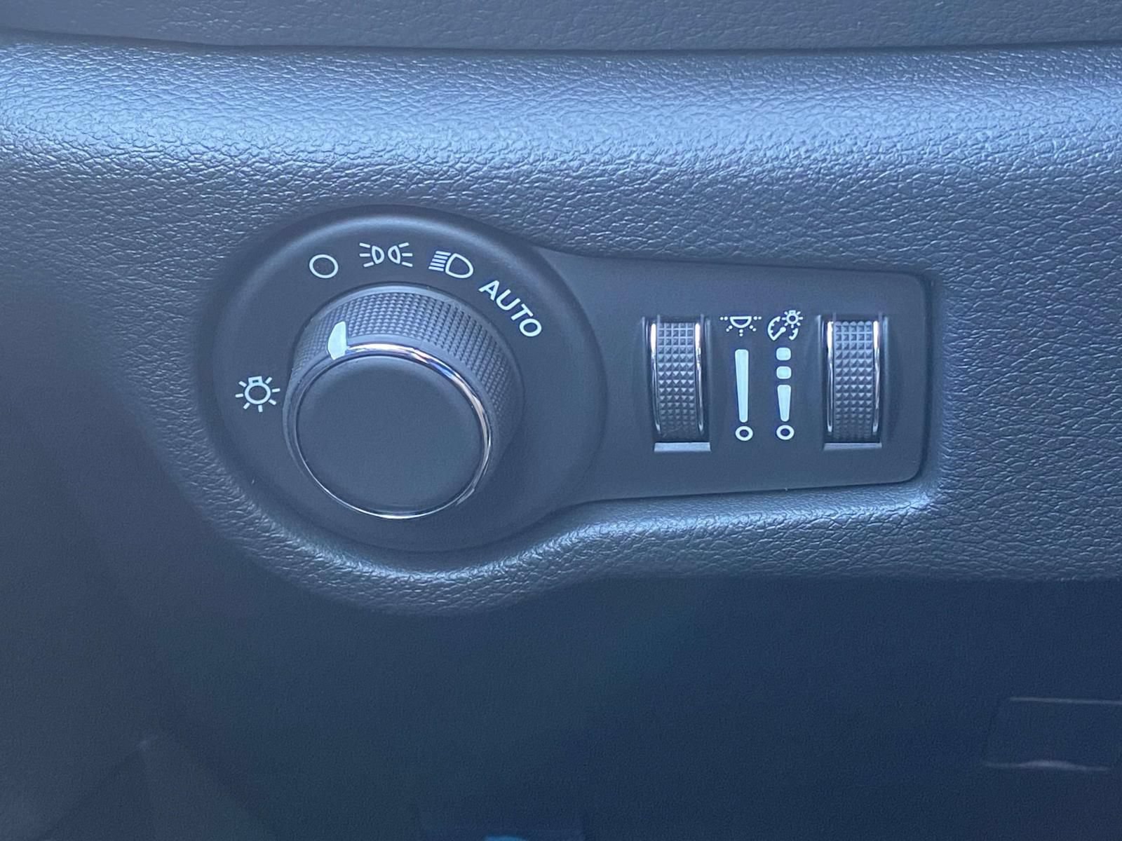 New 2027 Chrysler Pacifica Select FWD image 18