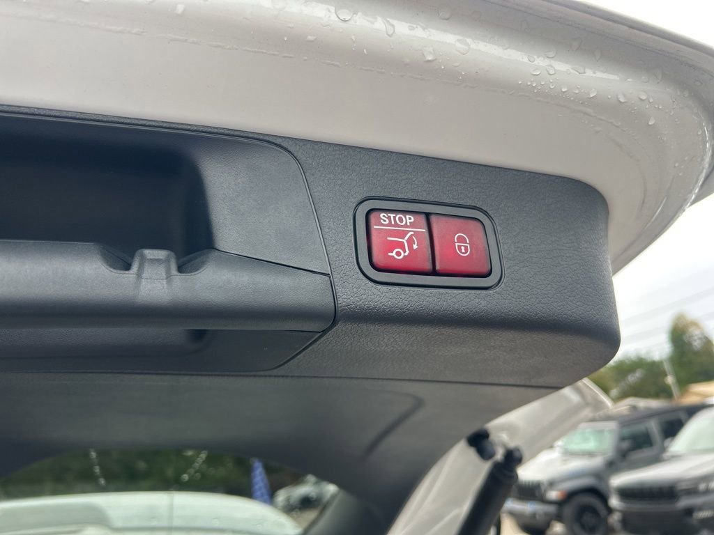 Used 2025 Mercedes-Benz GLB 250 4MATIC image 30