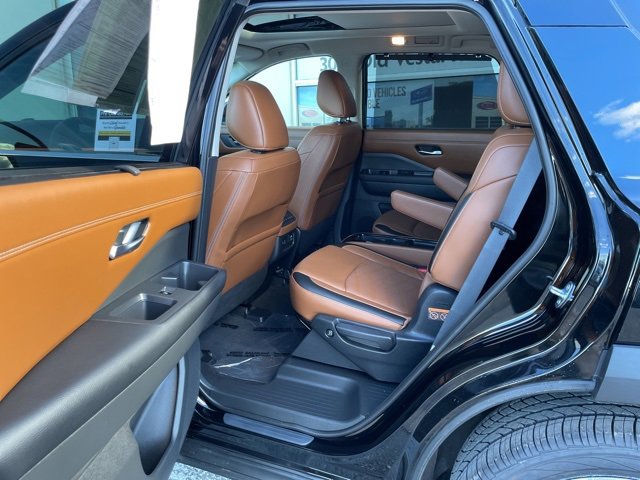 Used 2023 Nissan Pathfinder Platinum image 27