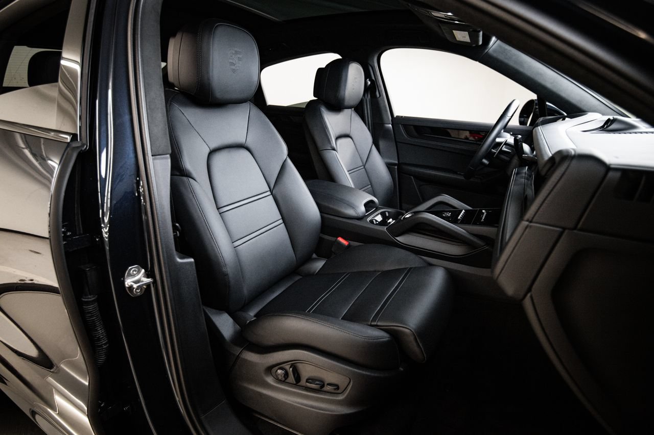 Certified 2025 Porsche Cayenne GTS AWD/4WD image 29