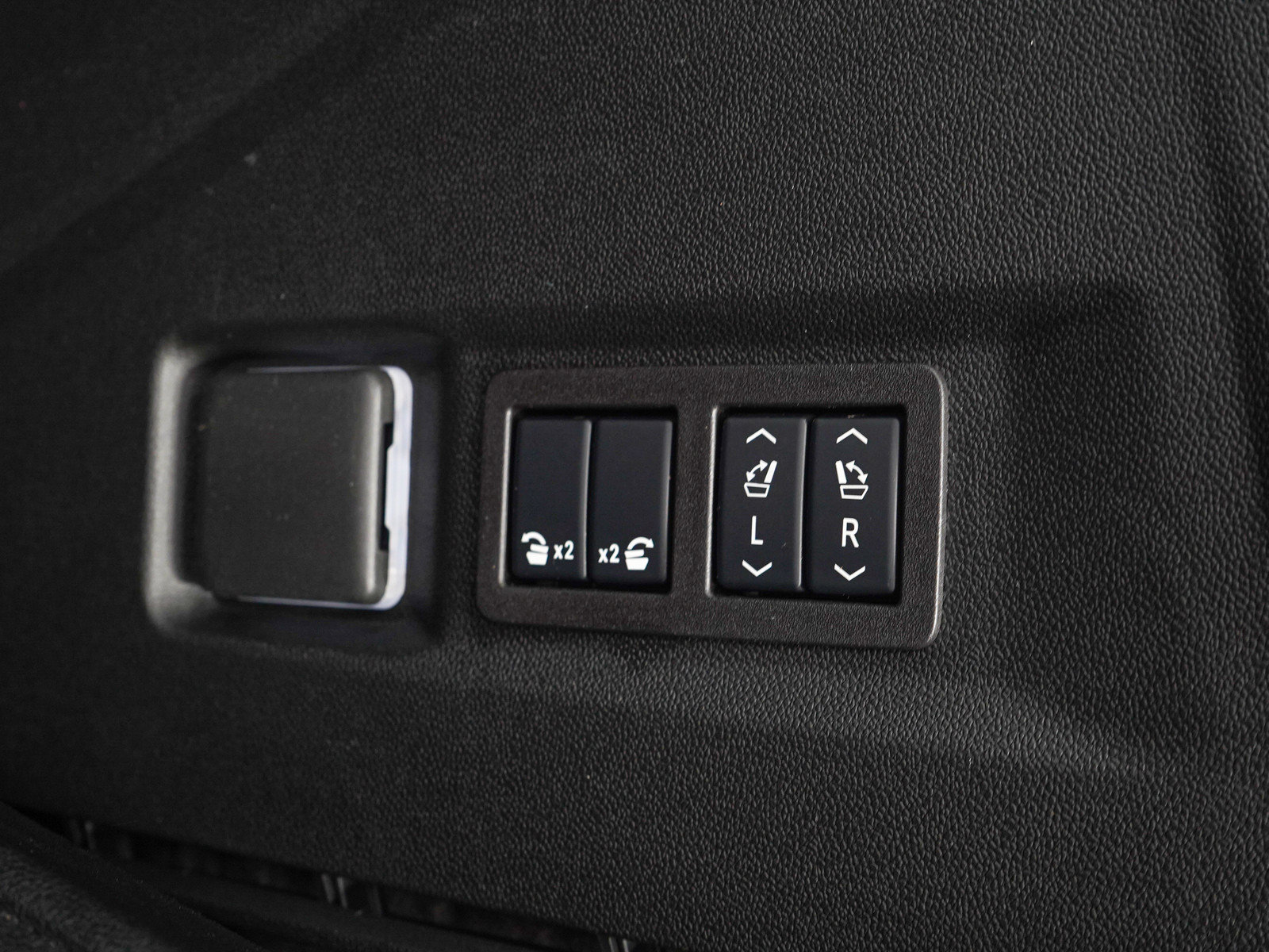 Used 2025 GMC Yukon Denali w/ Denali Reserve Package AWD/4WD image 11