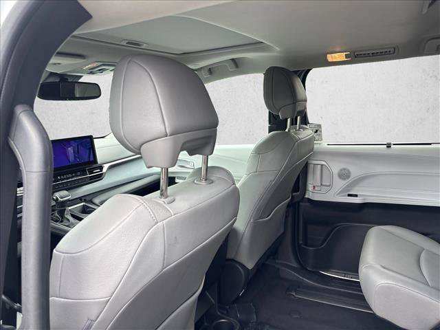Used 2026 Toyota Sienna XLE FWD image 17