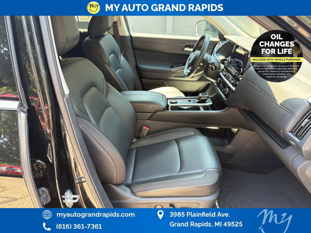 Used 2025 Nissan Pathfinder SL AWD/4WD image 25