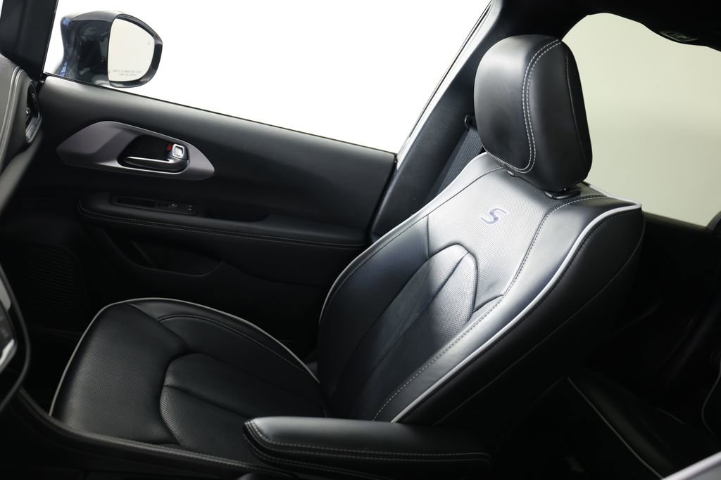 Used 2025 Chrysler Pacifica Limited FWD image 34