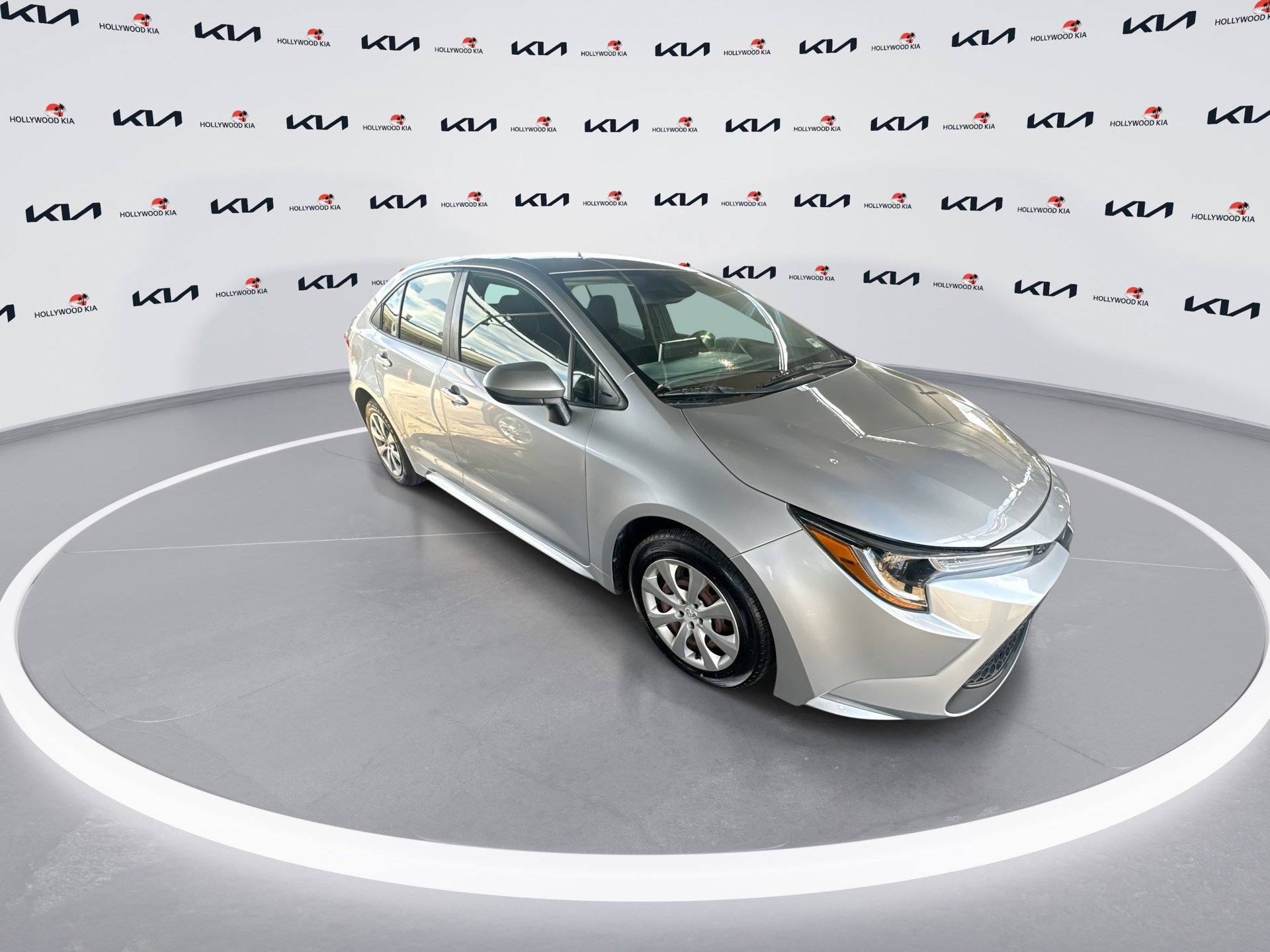 Used 2020 Toyota Corolla LE image 2