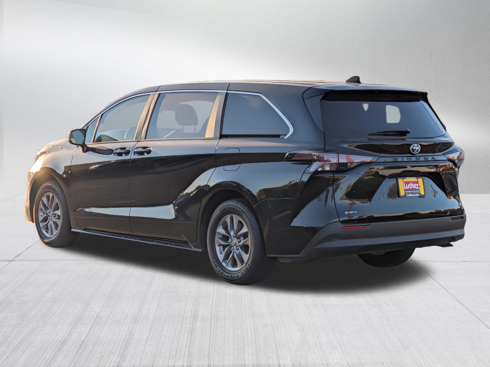 Used 2025 Toyota Sienna LE FWD image 5