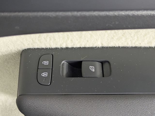 Used 2023 Volvo XC40 B4 Ultimate FWD image 39