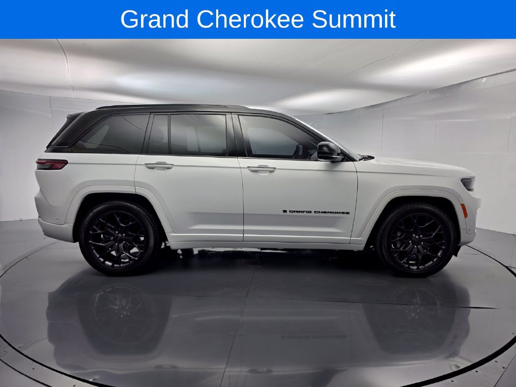 Used 2025 Jeep Grand Cherokee Summit w/ Obsidian Package AWD/4WD image 3