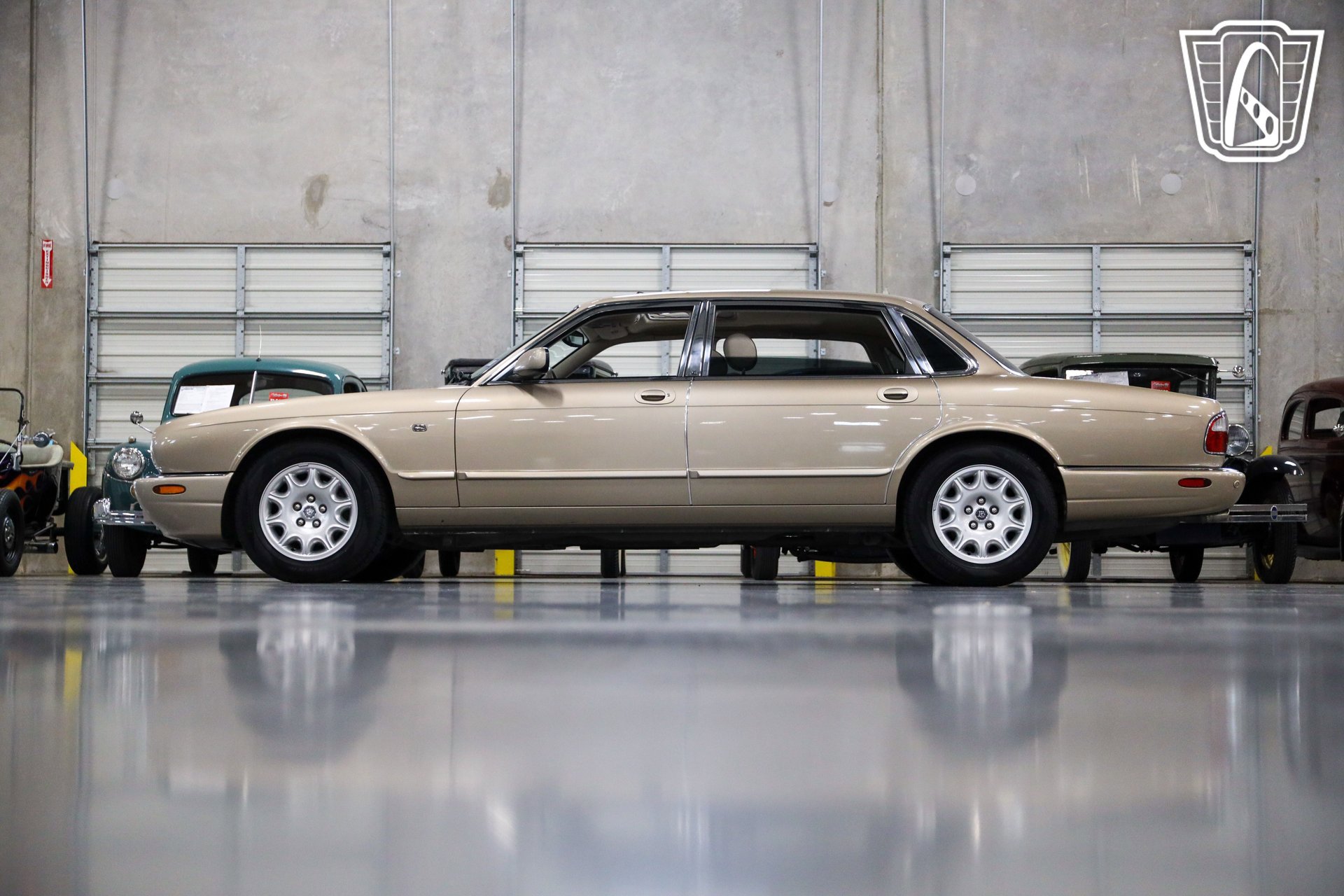 Used 2001 Jaguar XJ8 image 16